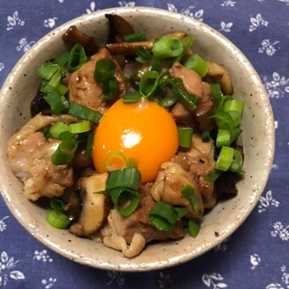 卵黄のせ鳥もも肉とマッシュルームの甘辛丼